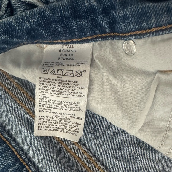 EUC Women’s Mid Rise Boyfriend Jeans Blue Denim Wash Old Navy Size 6 Tall - Picture 3 of 9